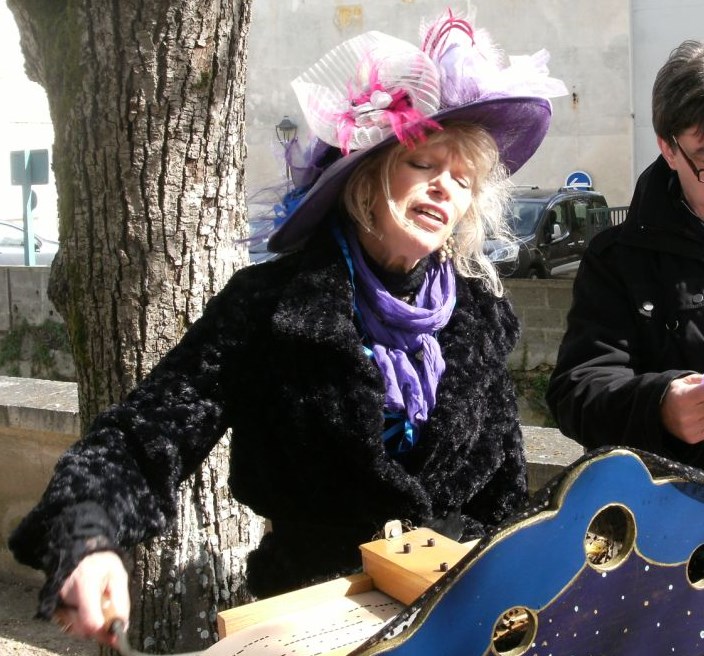 Nini Peau d'Chien chanteuse de rue